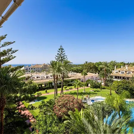 Cozy Flat With Terrace & Pool In Golden Mile Marbella